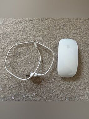 Apple White Wireless Magic Mouse with Charging Cable